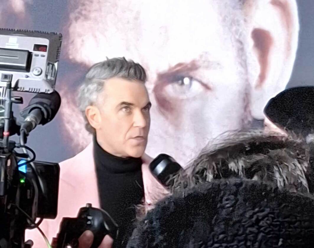 Robbie Williams wohnte der Deutschland-Premiere seines Biopics "Better Man" höchstpersönlich bei. – Robbie Williams.