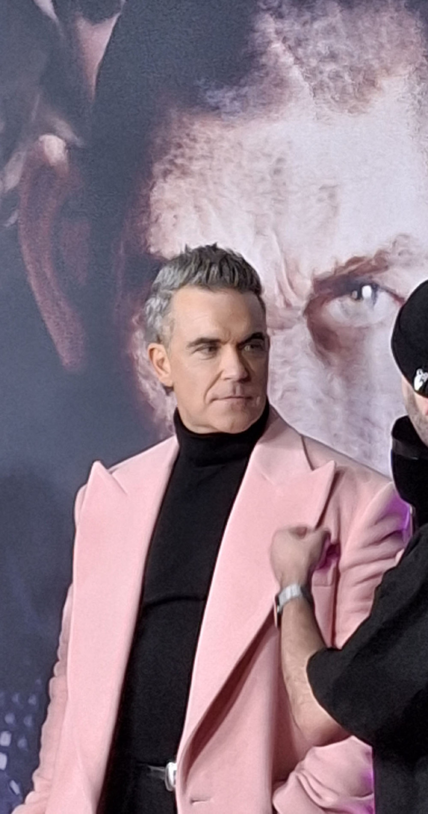 Robbie Williams wohnte der Deutschland-Premiere seines Biopics "Better Man" höchstpersönlich bei. – Robbie Williams.