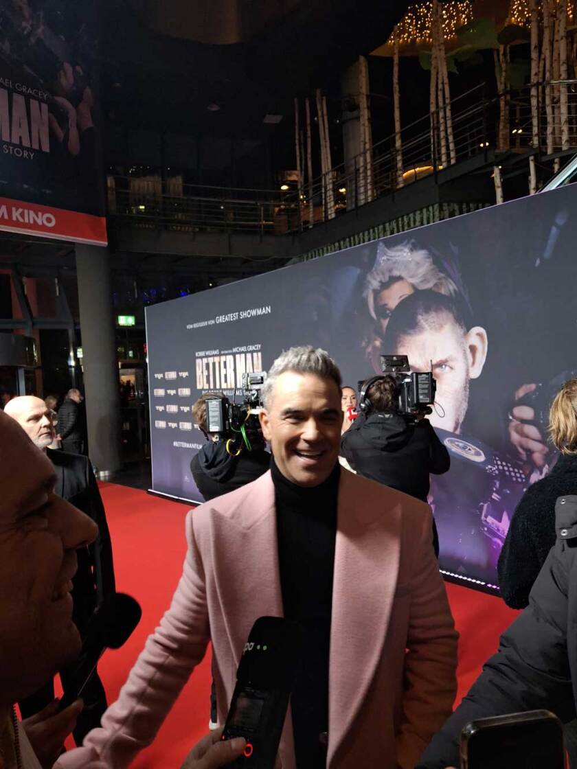 Robbie Williams wohnte der Deutschland-Premiere seines Biopics "Better Man" höchstpersönlich bei. – Robbie Williams.