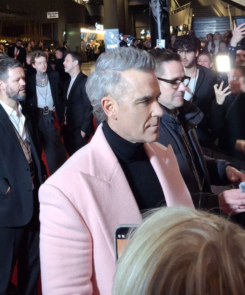 Robbie Williams wohnte der Deutschland-Premiere seines Biopics "Better Man" höchstpersönlich bei. – Robbie Williams.