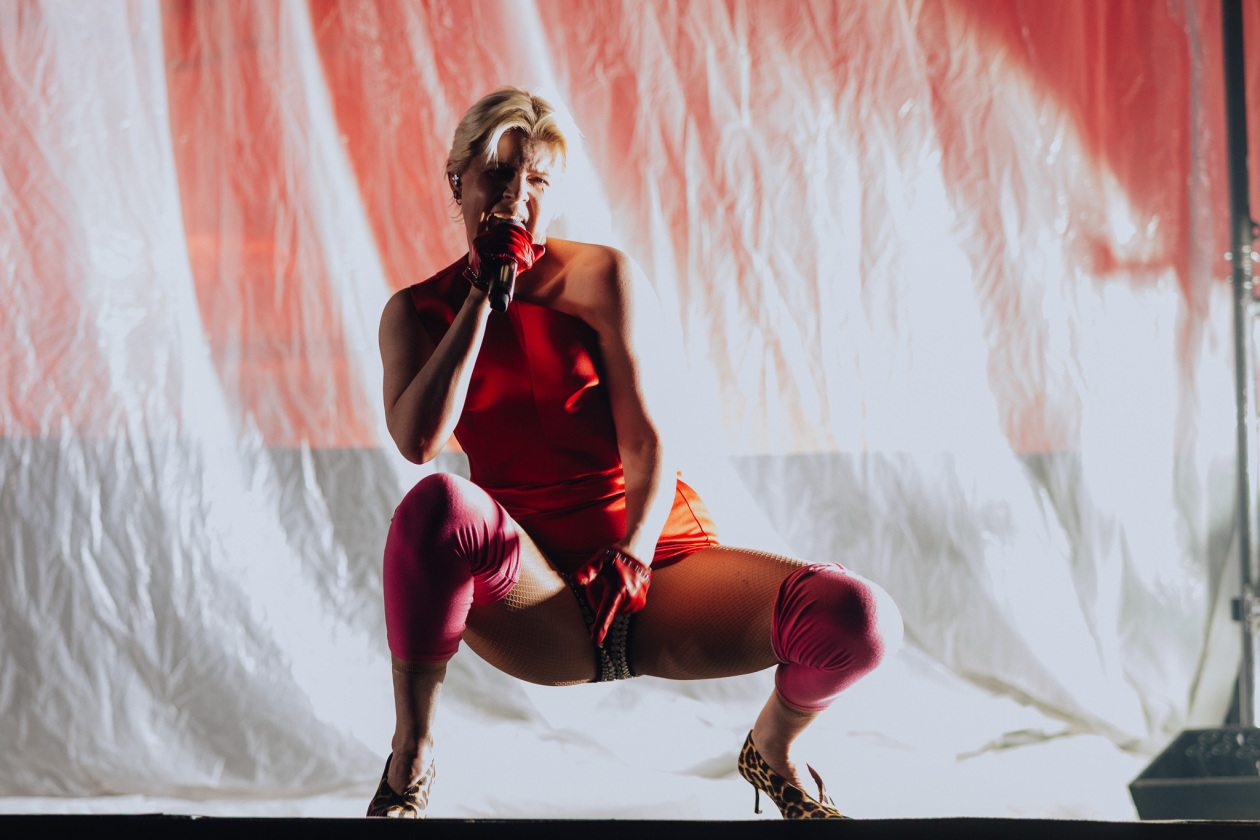 Die Schwedin auf "The Sexistential Tour" in Europa. – Robyn.