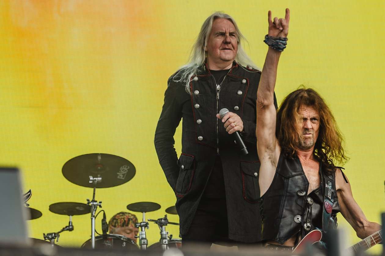 Die Klassiker der Briten zünden zuverlässig: Biff Byford  und Co. auf der Harder Stage. – Saxon.