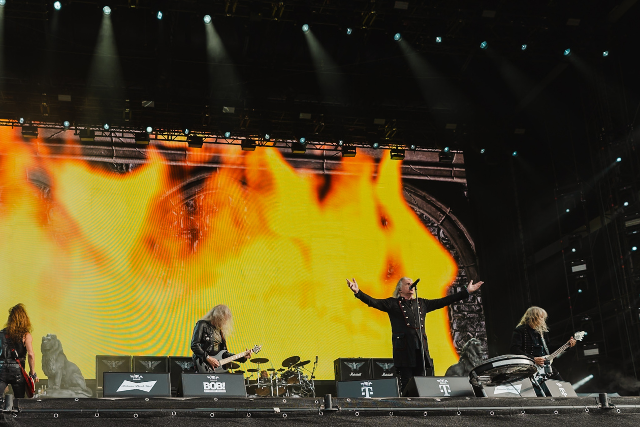 Die Klassiker der Briten zünden zuverlässig: Biff Byford  und Co. auf der Harder Stage. – Saxon.