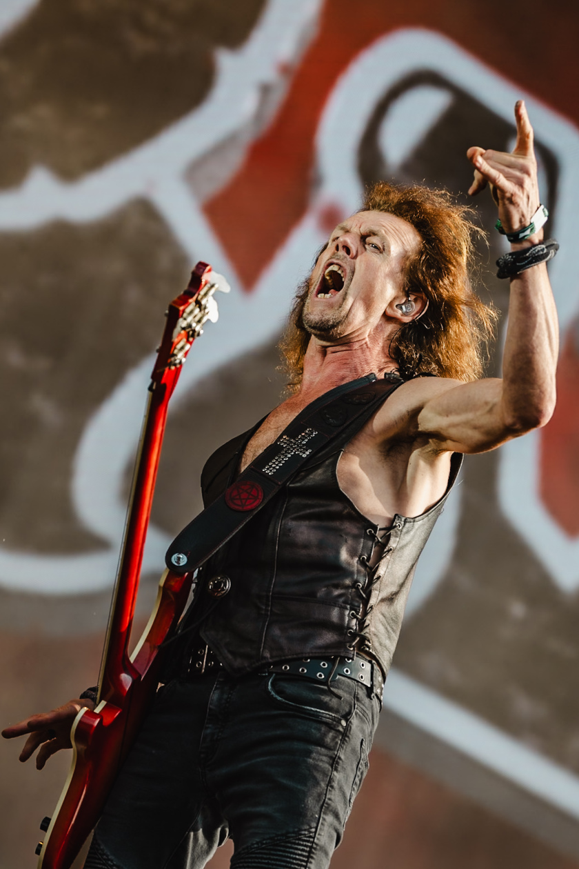 Die Klassiker der Briten zünden zuverlässig: Biff Byford  und Co. auf der Harder Stage. – Saxon.