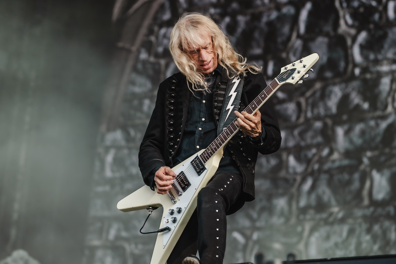 Die Klassiker der Briten zünden zuverlässig: Biff Byford  und Co. auf der Harder Stage. – Saxon.