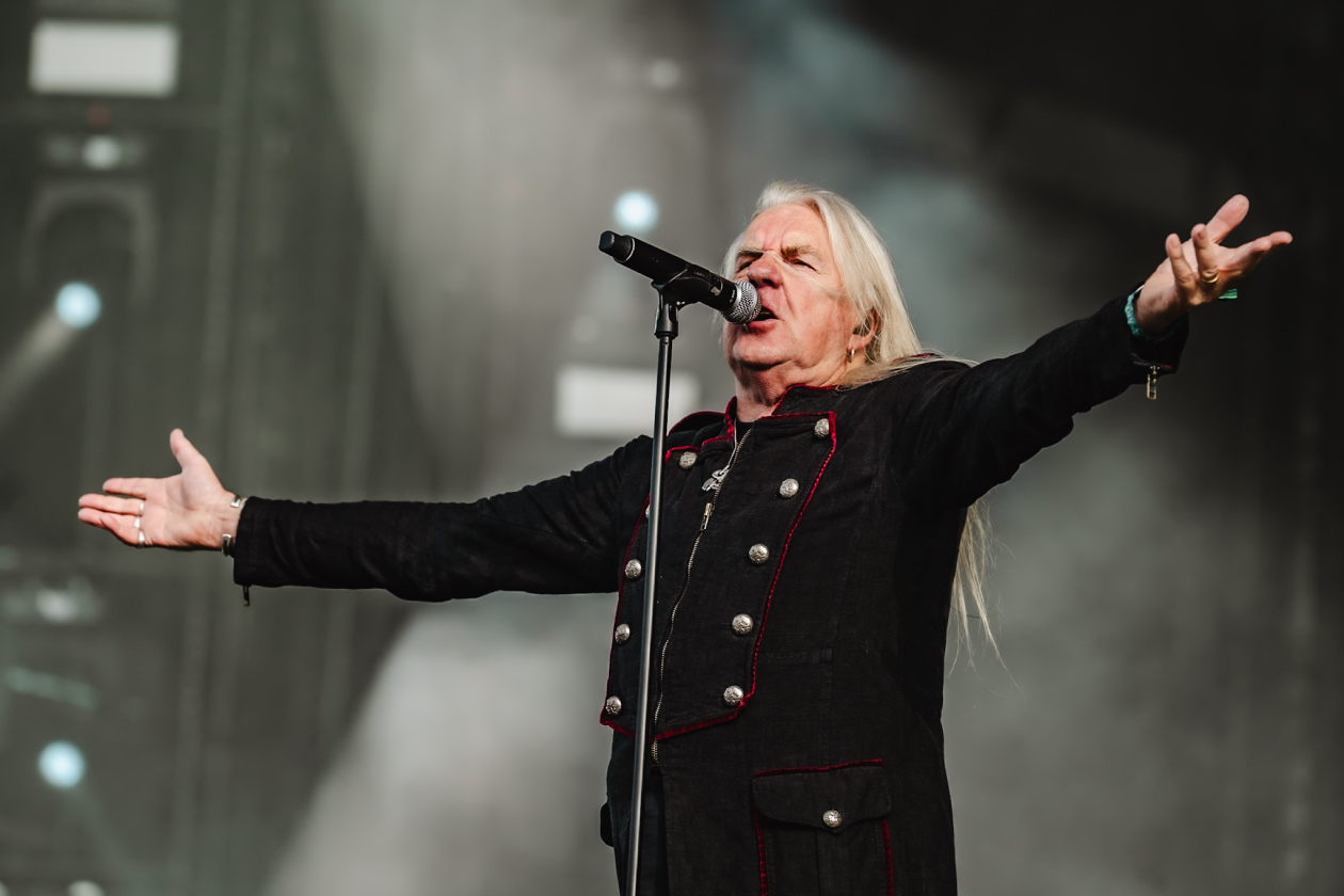 Die Klassiker der Briten zünden zuverlässig: Biff Byford  und Co. auf der Harder Stage. – Saxon.