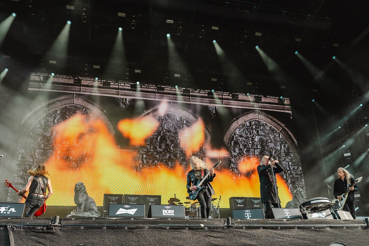 Die Klassiker der Briten zünden zuverlässig: Biff Byford  und Co. auf der Harder Stage. – Saxon.