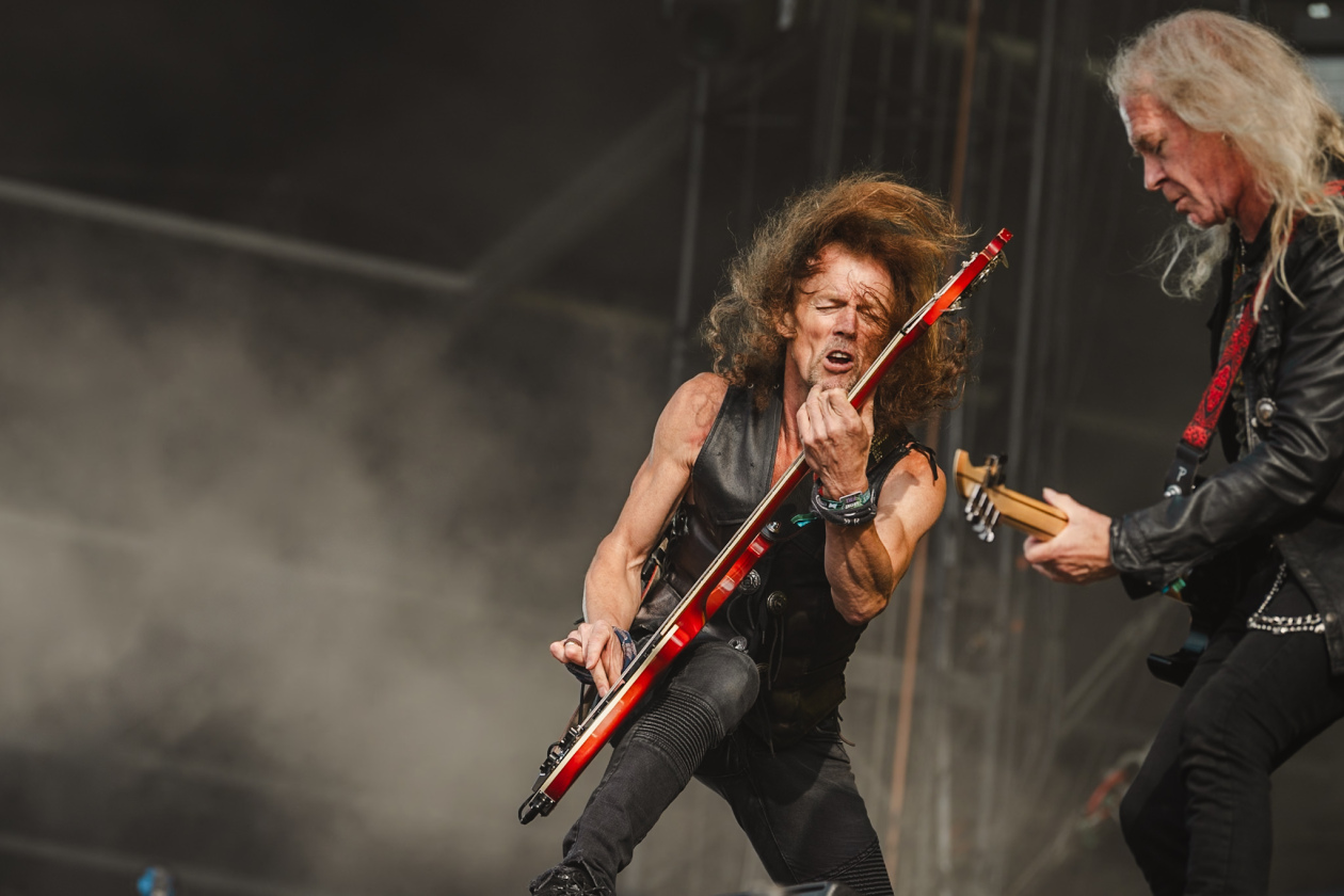 Die Klassiker der Briten zünden zuverlässig: Biff Byford  und Co. auf der Harder Stage. – Saxon.