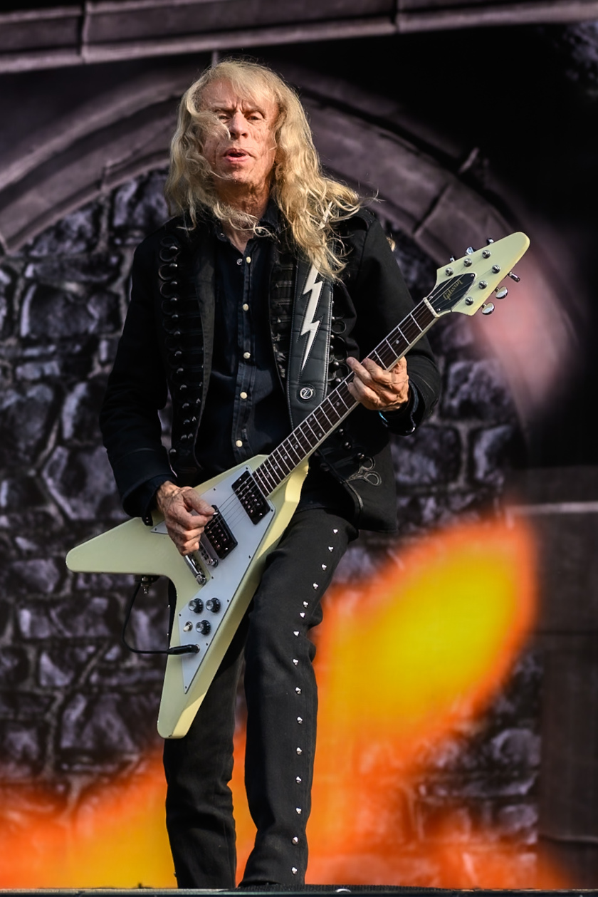 Die Klassiker der Briten zünden zuverlässig: Biff Byford  und Co. auf der Harder Stage. – Saxon.