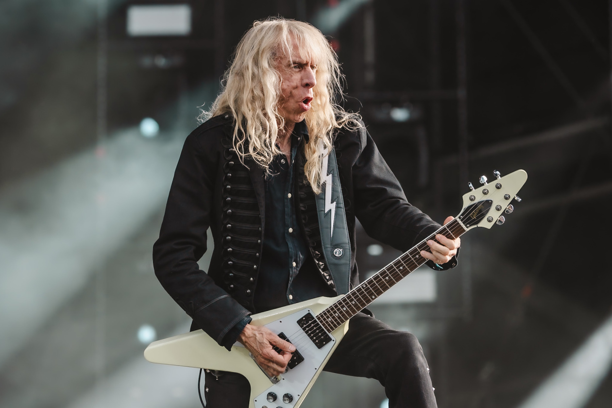 Die Klassiker der Briten zünden zuverlässig: Biff Byford  und Co. auf der Harder Stage. – Saxon.
