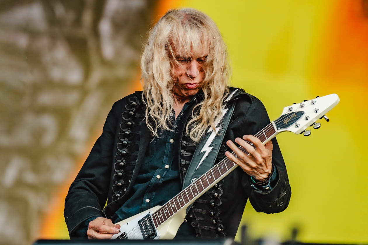 Die Klassiker der Briten zünden zuverlässig: Biff Byford  und Co. auf der Harder Stage. – Saxon.