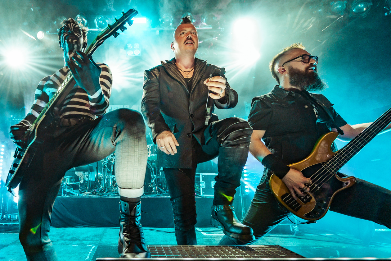 Hymnen vor heimischer Kulisse: ein Heimspiel für die Metaller aus Franken. – Schattenmann.