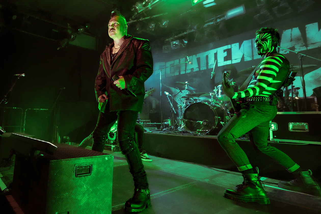 Hymnen vor heimischer Kulisse: ein Heimspiel für die Metaller aus Franken. – Schattenmann.