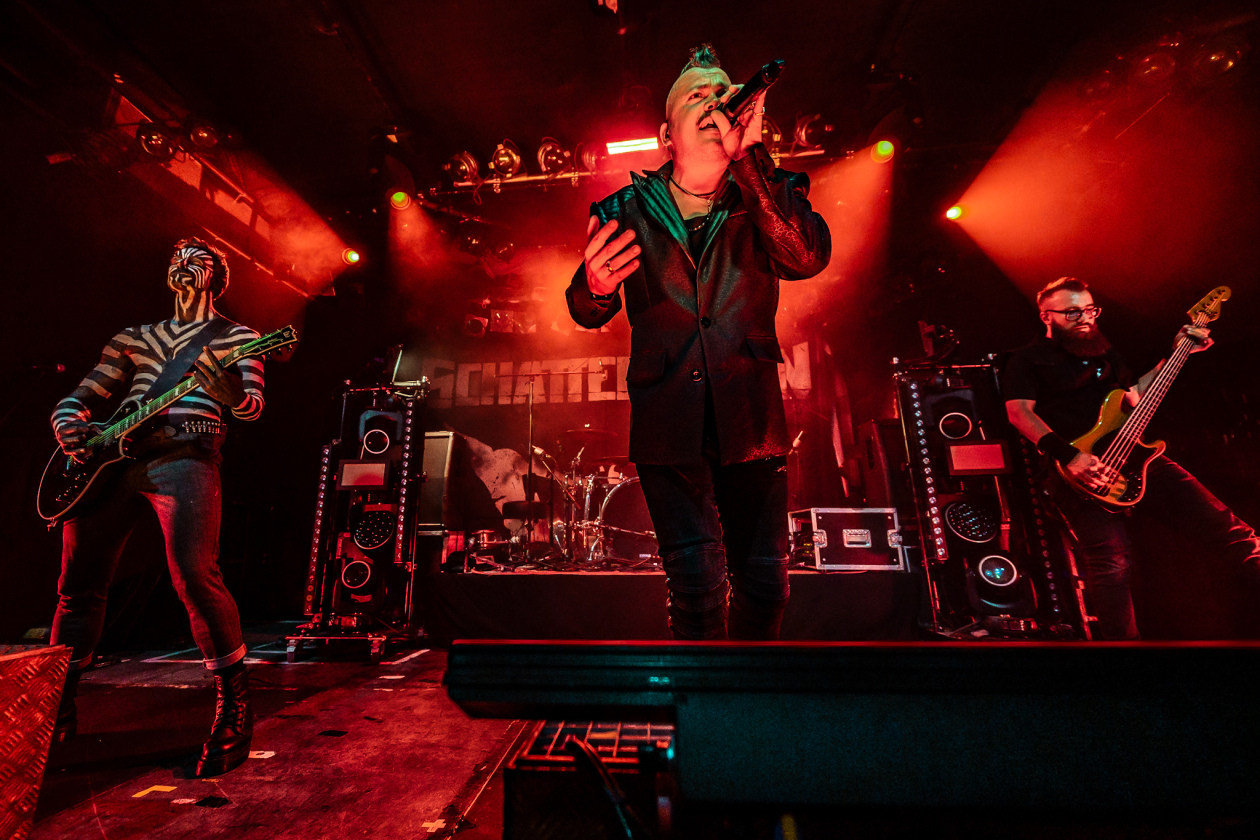 Hymnen vor heimischer Kulisse: ein Heimspiel für die Metaller aus Franken. – Schattenmann.