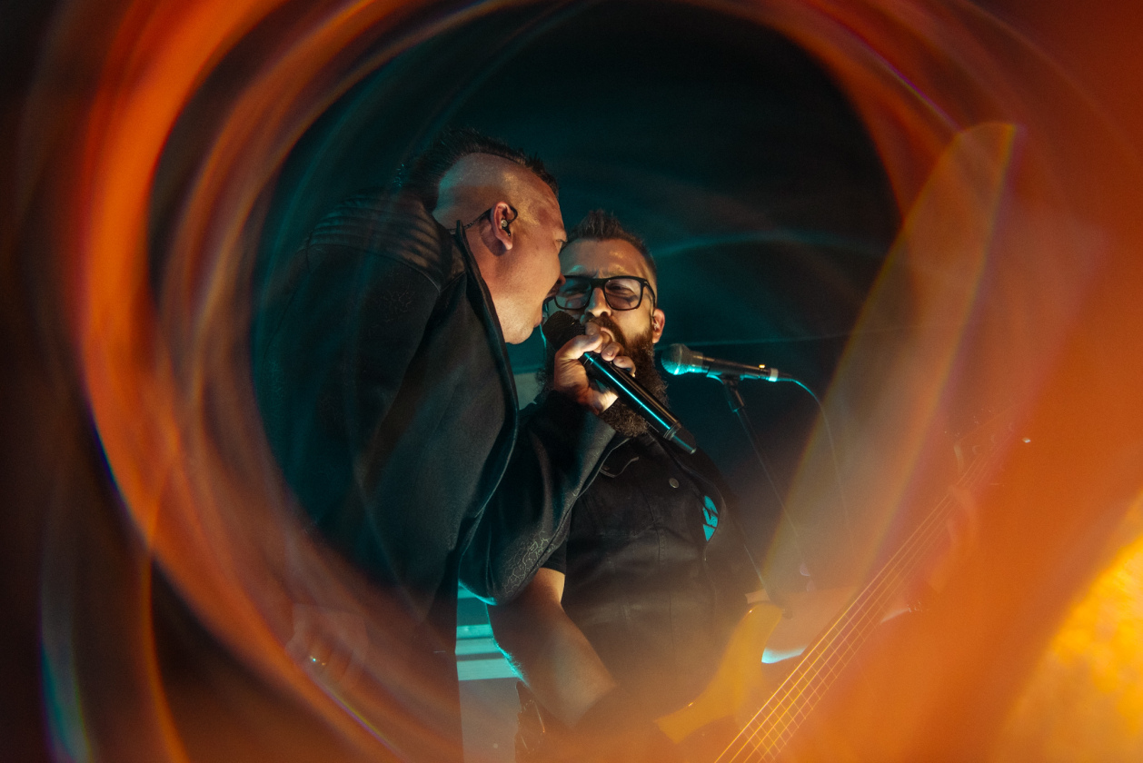Hymnen vor heimischer Kulisse: ein Heimspiel für die Metaller aus Franken. – Schattenmann.