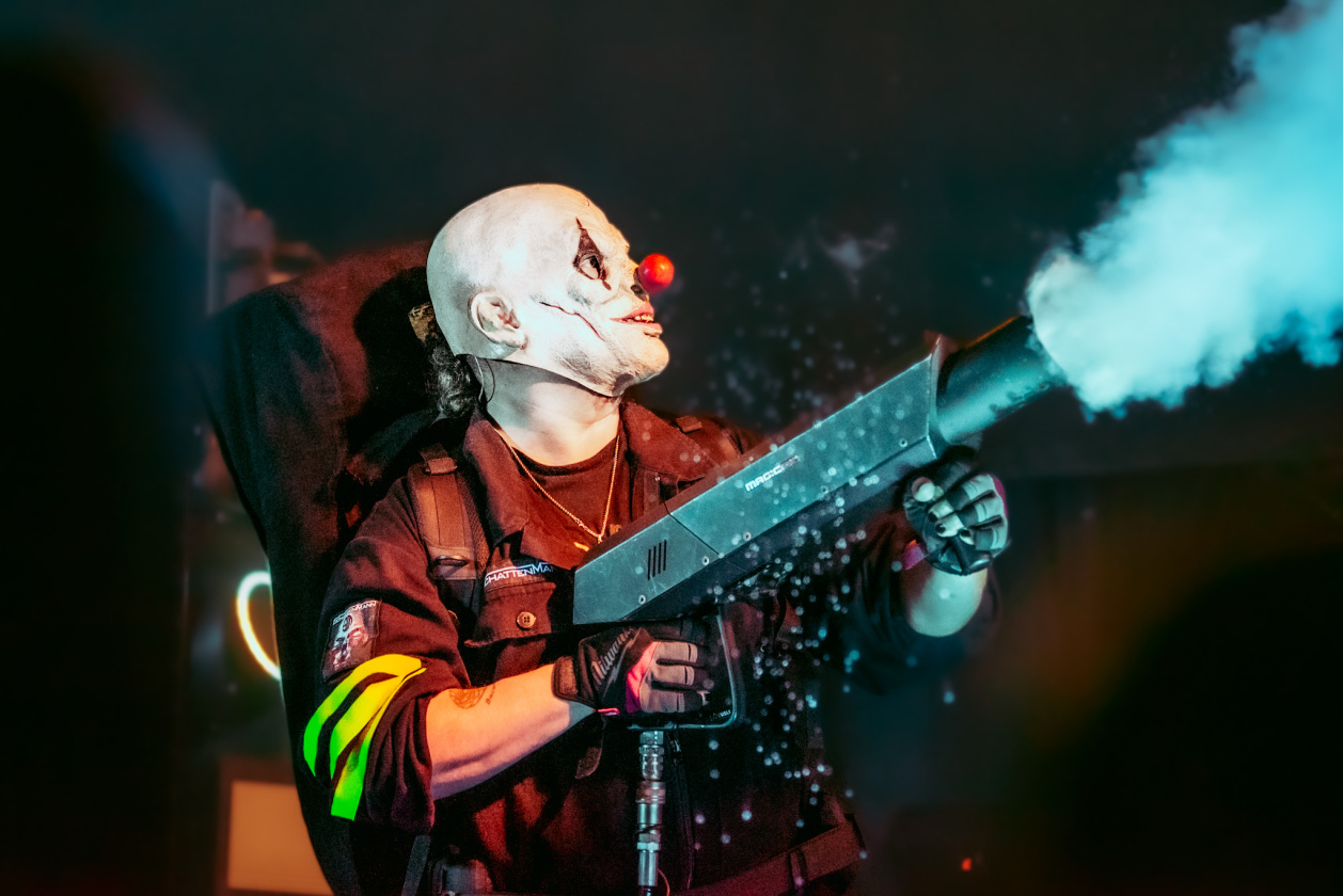 Schattenmann – Hymnen vor heimischer Kulisse: ein Heimspiel für die Metaller aus Franken. – Bumm!