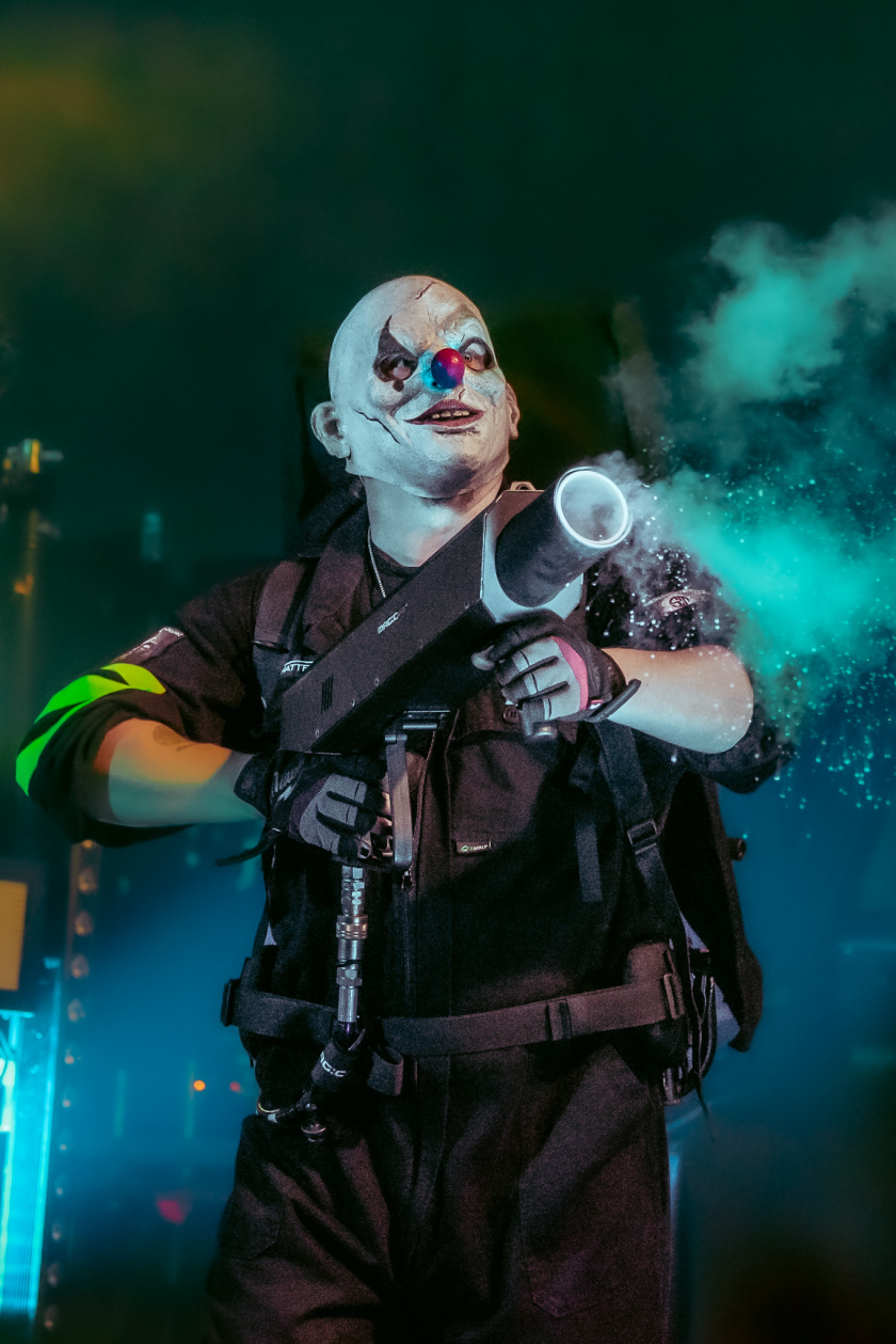 Schattenmann – Hymnen vor heimischer Kulisse: ein Heimspiel für die Metaller aus Franken. – Der Clown.