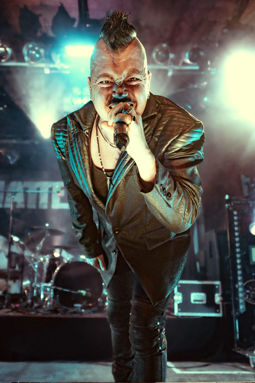 Schattenmann – Hymnen vor heimischer Kulisse: ein Heimspiel für die Metaller aus Franken. – Frank Herzig.