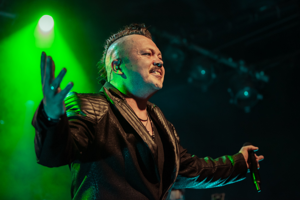 Schattenmann – Hymnen vor heimischer Kulisse: ein Heimspiel für die Metaller aus Franken. – Frank Herzig.
