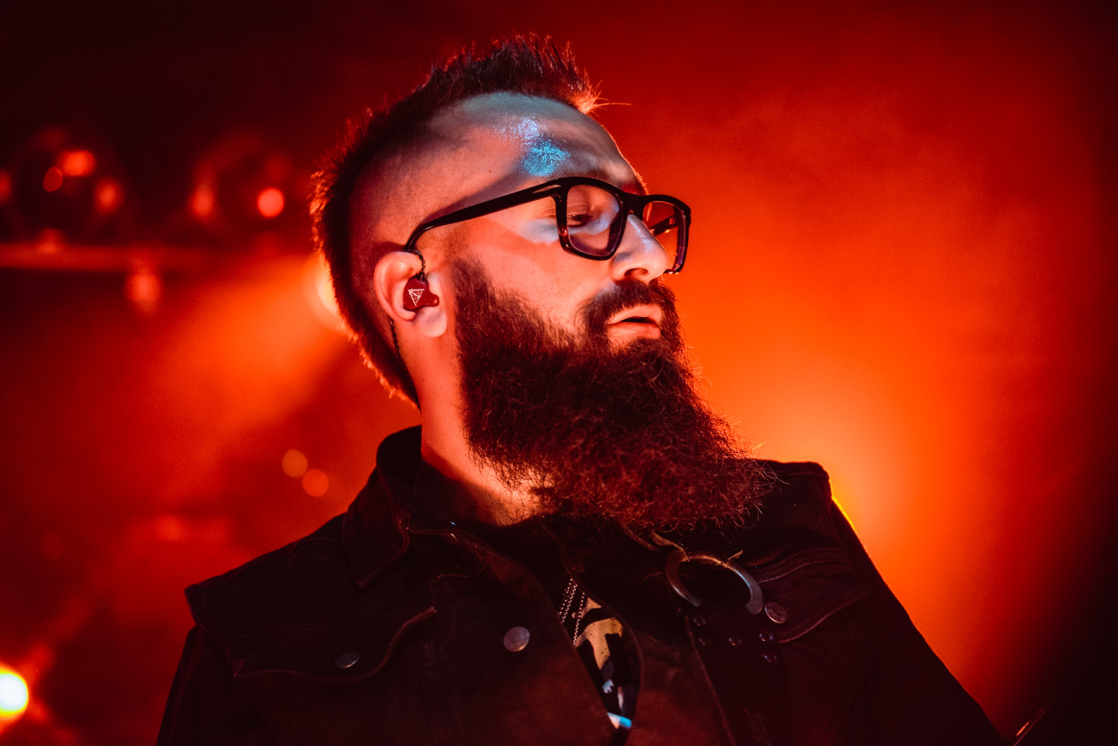 Schattenmann – Hymnen vor heimischer Kulisse: ein Heimspiel für die Metaller aus Franken. – Luke Shook.