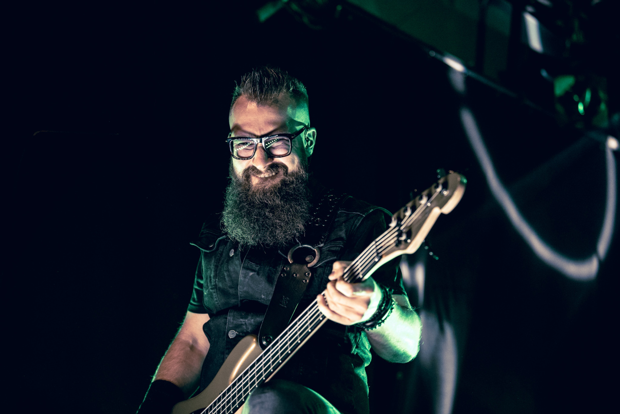 Schattenmann – Hymnen vor heimischer Kulisse: ein Heimspiel für die Metaller aus Franken. – Luke Shook.