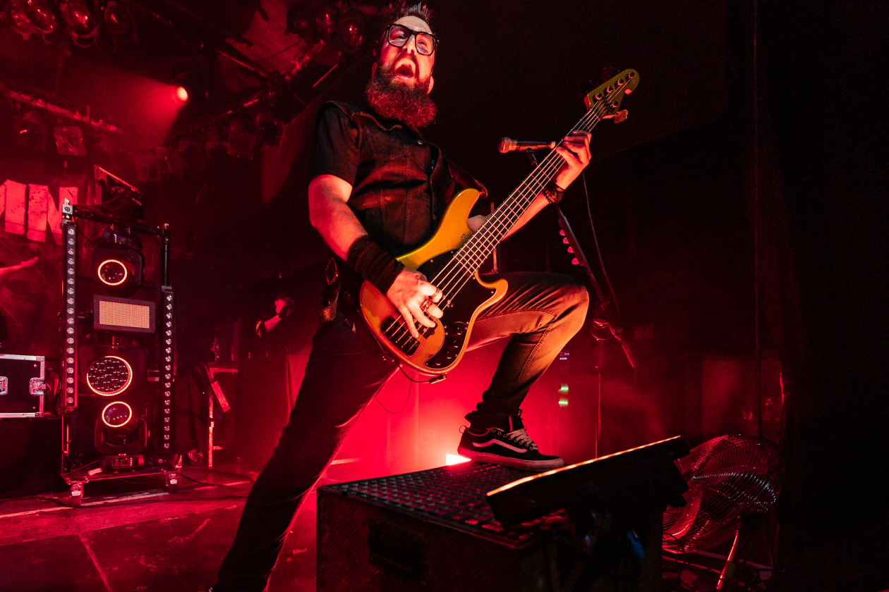 Schattenmann – Hymnen vor heimischer Kulisse: ein Heimspiel für die Metaller aus Franken. – Luke Shook.