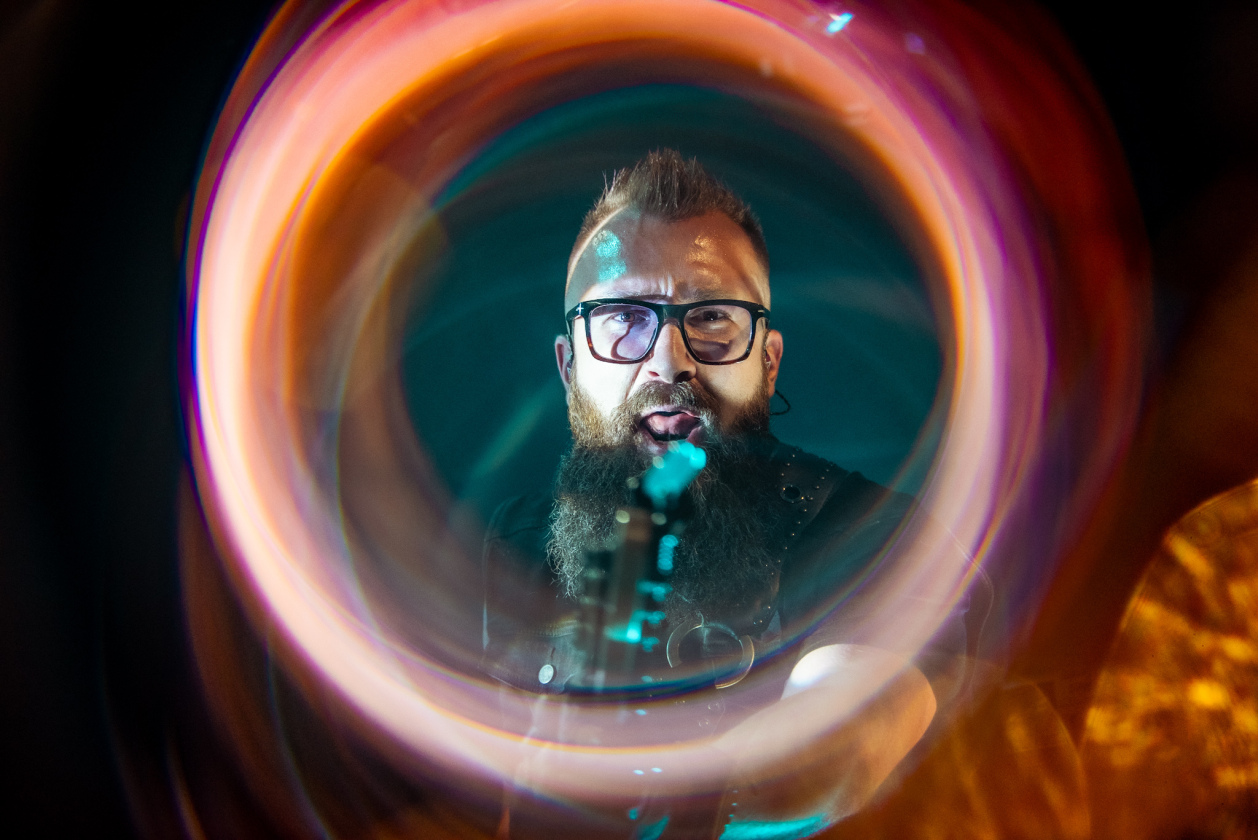 Schattenmann – Hymnen vor heimischer Kulisse: ein Heimspiel für die Metaller aus Franken. – Luke Shook.