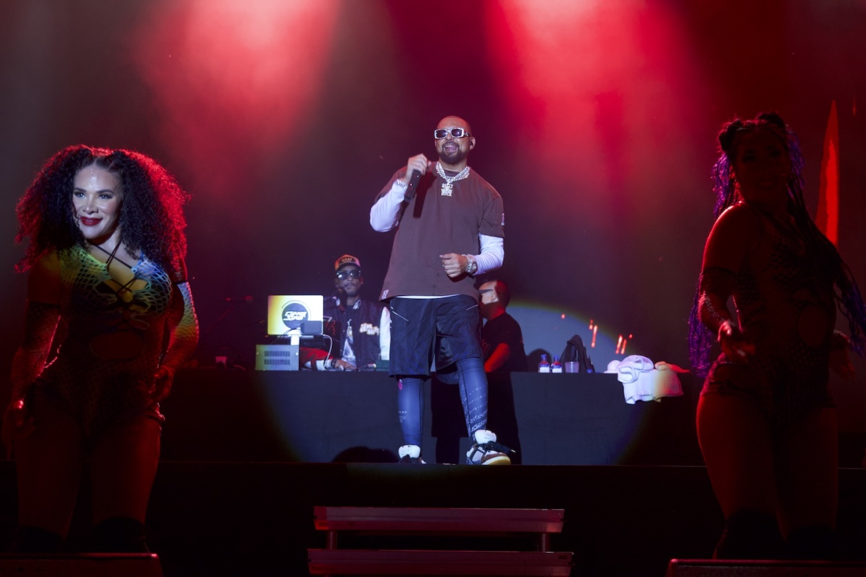 Der erste Tag im Bodenseestadion mit Sean Paul, Blond, Giant Rooks u.a. – Sean Paul und Tänzerinnen.