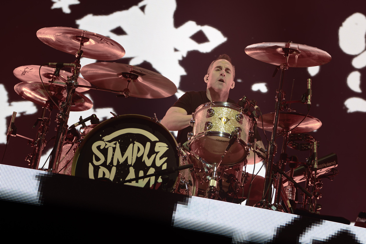 Simple Plan – Nach über 20 Jahren im Biz spielten die Kanadier ihre bis dato größe Berliner Headlinershow. – Chuck Comeau.