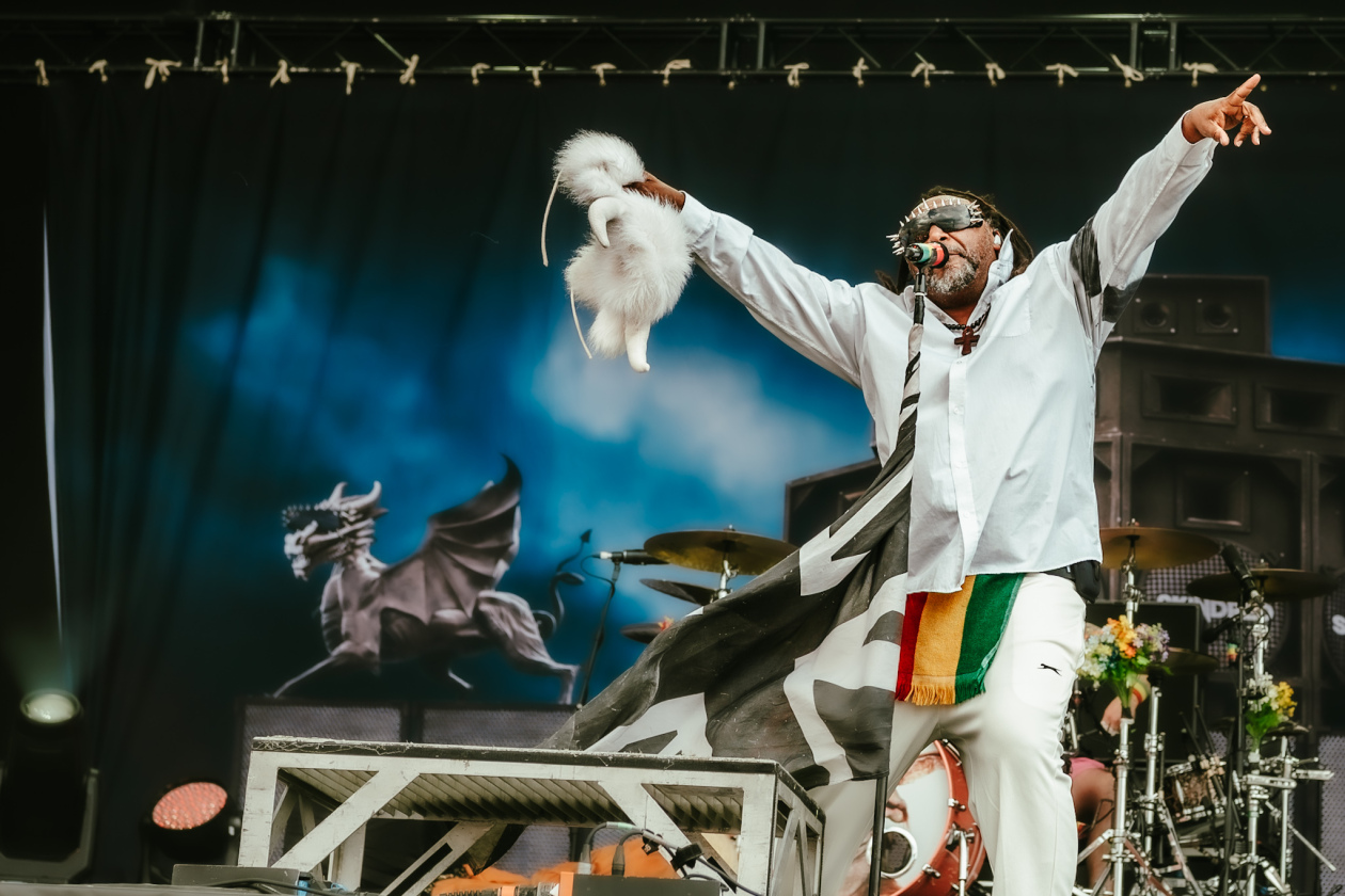 Bereits vor einem Jahrzehnt beim Doppelfestival zu Gast: die Alt-Metal-veteranen aus Wales. – Skindred.