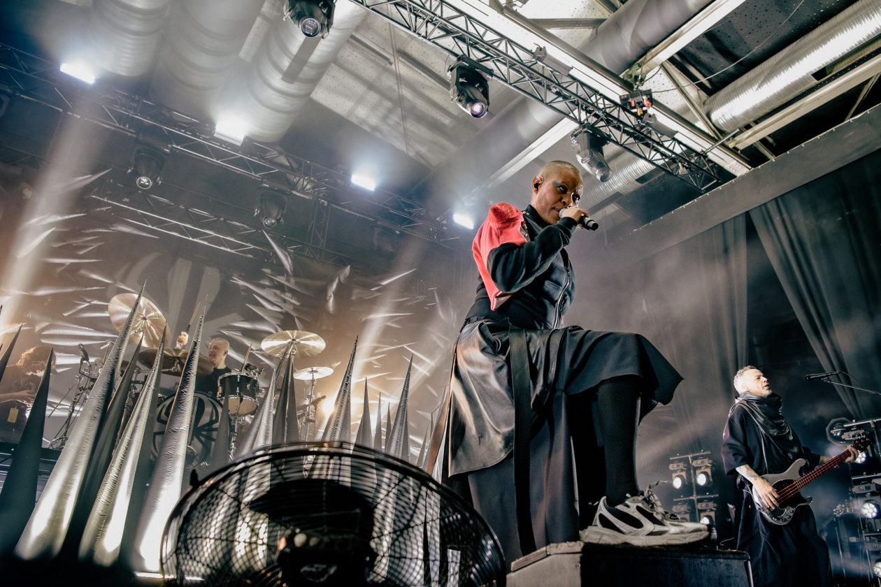 Energiegeladenes 90s-Revival: Skin und Band begeistern ein ausverkauftes Haus. – Skunk Anansie.