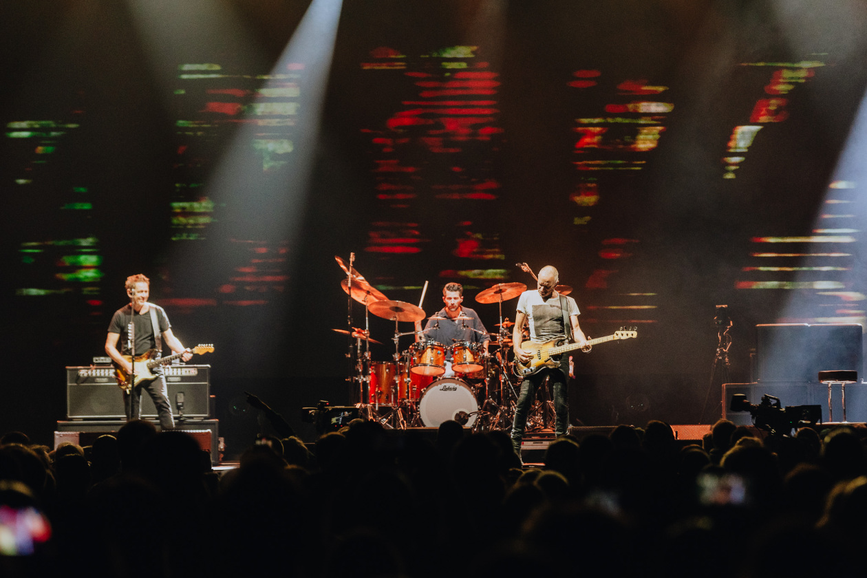 Der Police-Sänger in Trio-Besetzung vor ausverkauftem Haus. – Sting und Band.