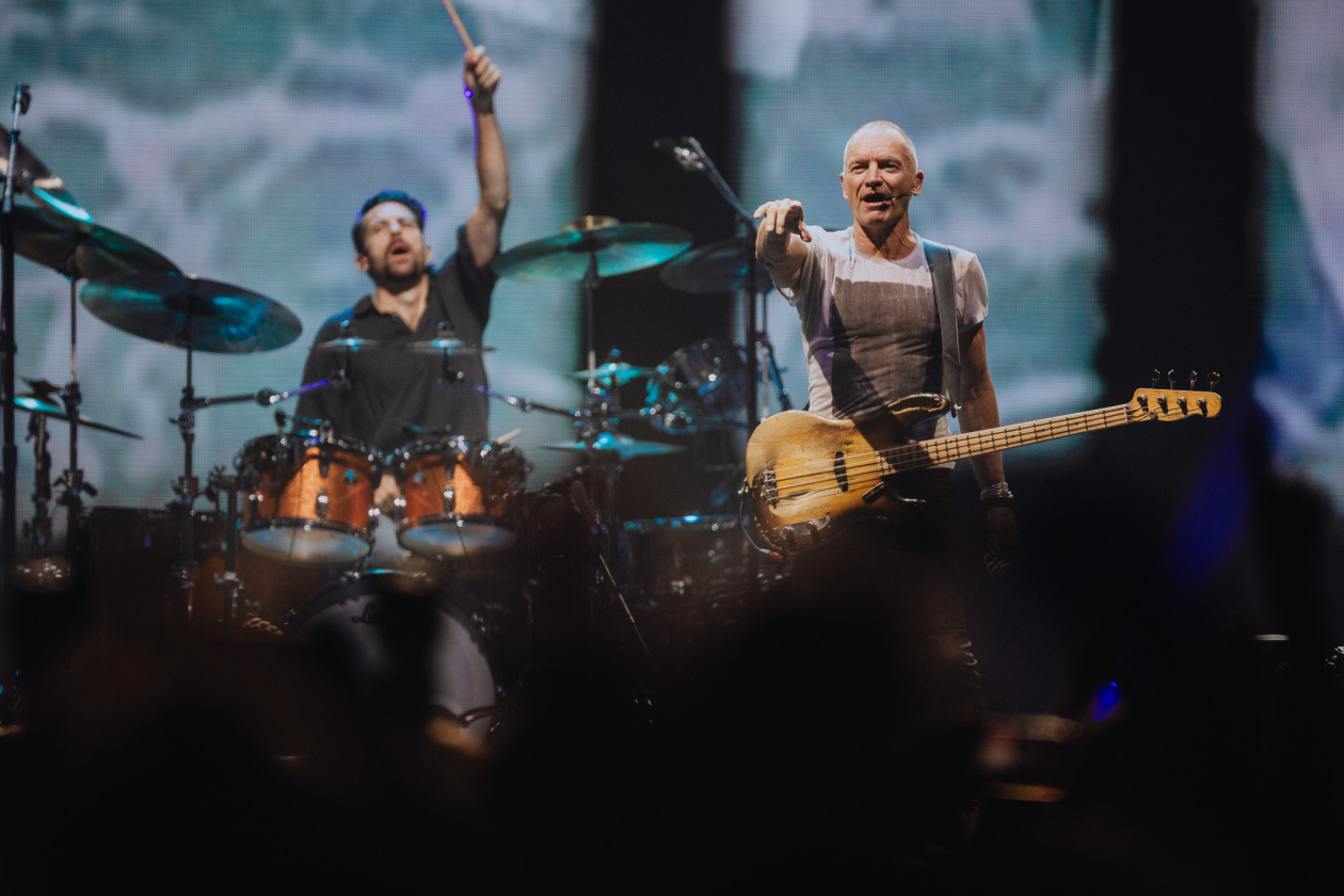 Der Police-Sänger in Trio-Besetzung vor ausverkauftem Haus. – Sting und Chris.