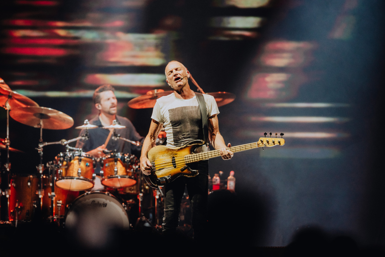 Der Police-Sänger in Trio-Besetzung vor ausverkauftem Haus. – Sting und Chris Maas.