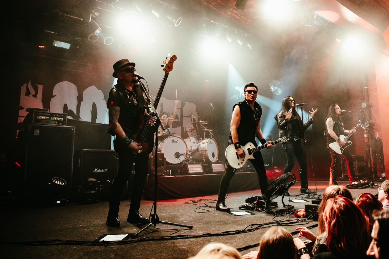 Die finnischen Dark Rock-Urgesteine um Jyrki 69 live. – The 69 Eyes.