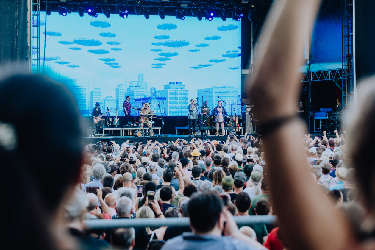 Space-Tanzparty und viel Nostalgie: Fred Schneider, Kate Pierson und Kate Piesron live. – The B-52's.