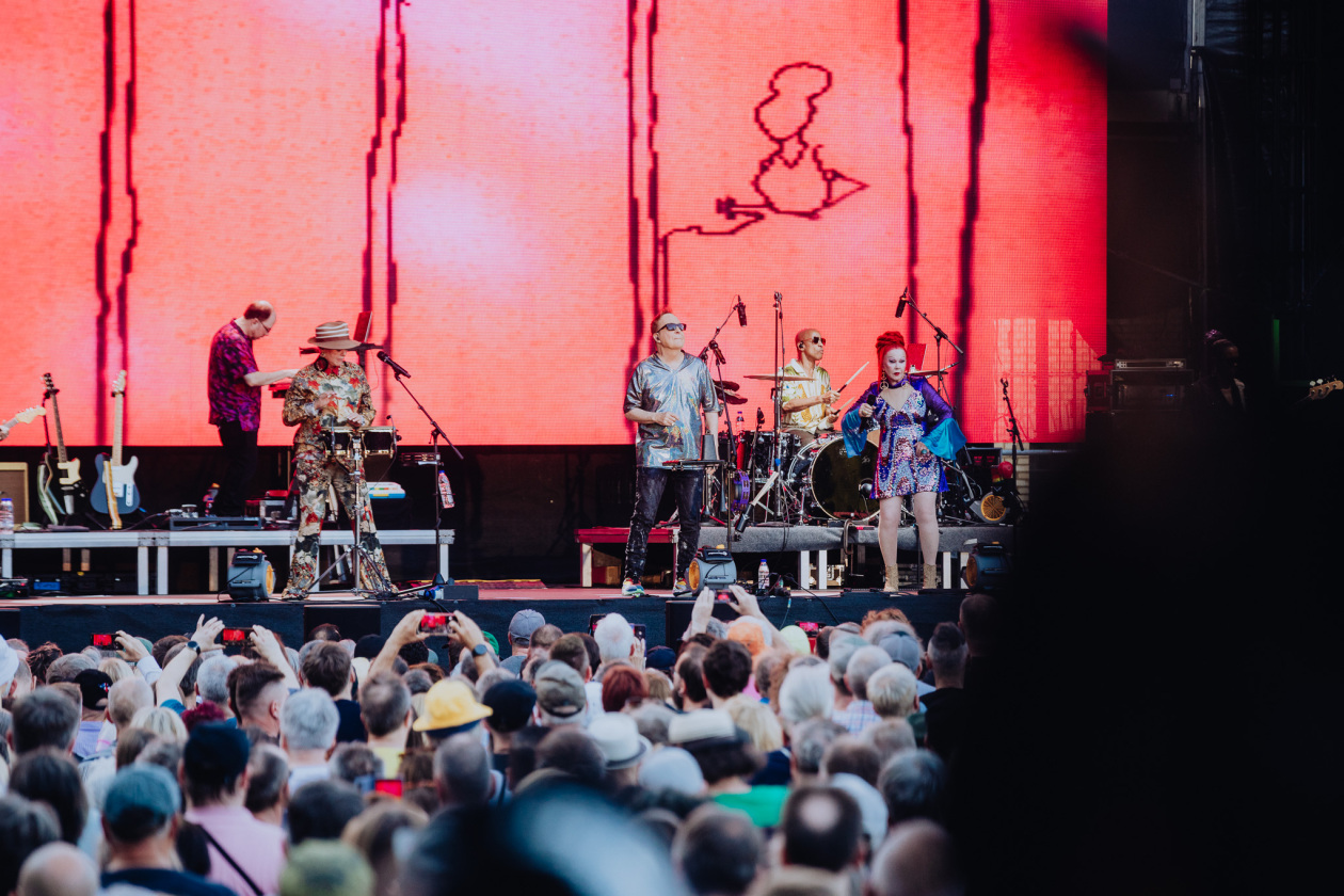 Space-Tanzparty und viel Nostalgie: Fred Schneider, Kate Pierson und Kate Piesron live. – The B-52's.
