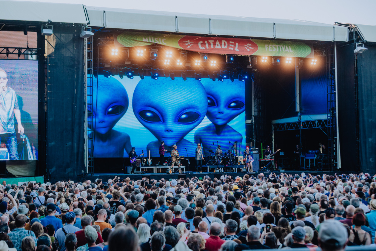 Space-Tanzparty und viel Nostalgie: Fred Schneider, Kate Pierson und Kate Piesron live. – The B-52's.