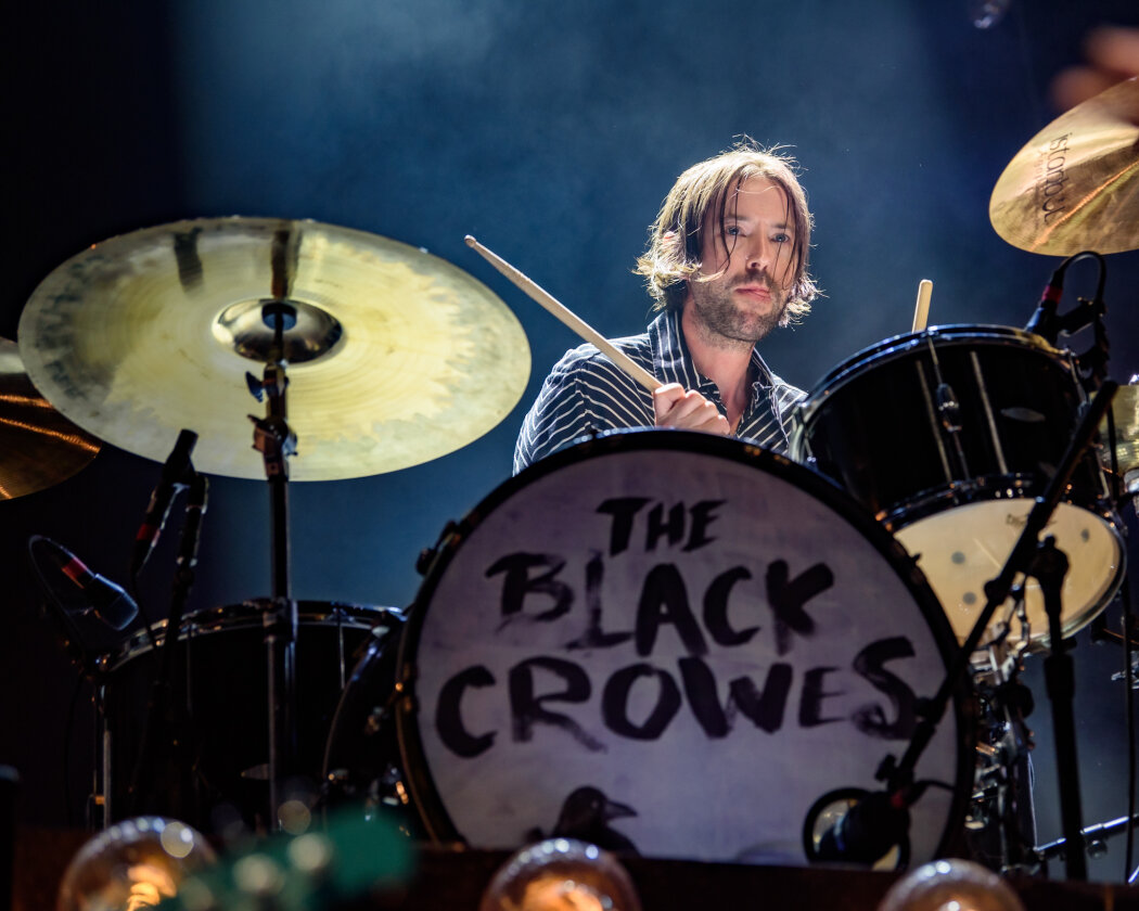 The Black Crowes – Die Robinson-Brüder mit dem aktuellen Album "Happiness Bastards" on tour. – Cully Symington.