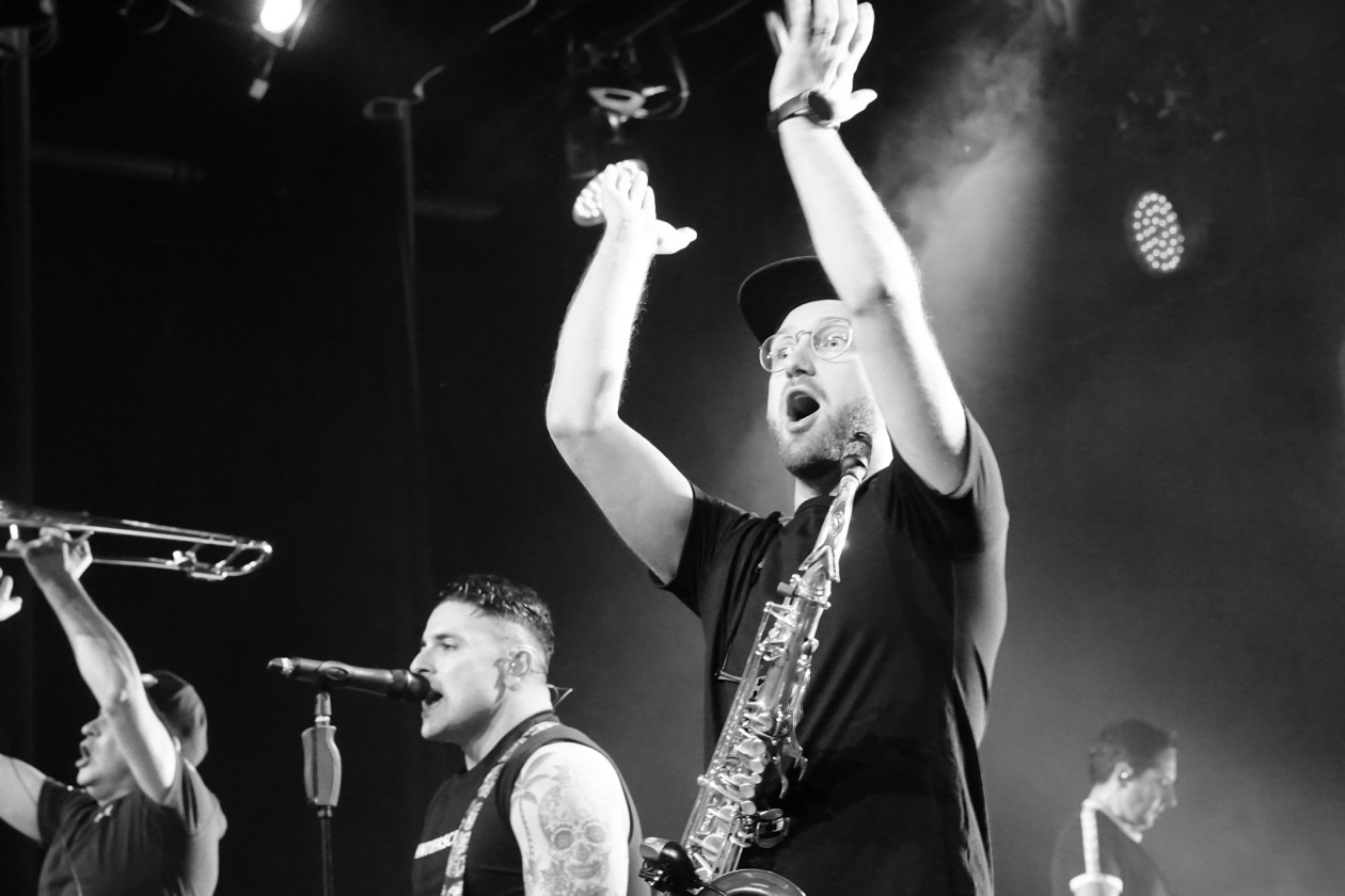 Ausverkauftes Haus und Ska satt: Joe Ibrahim und Band. – The Busters.