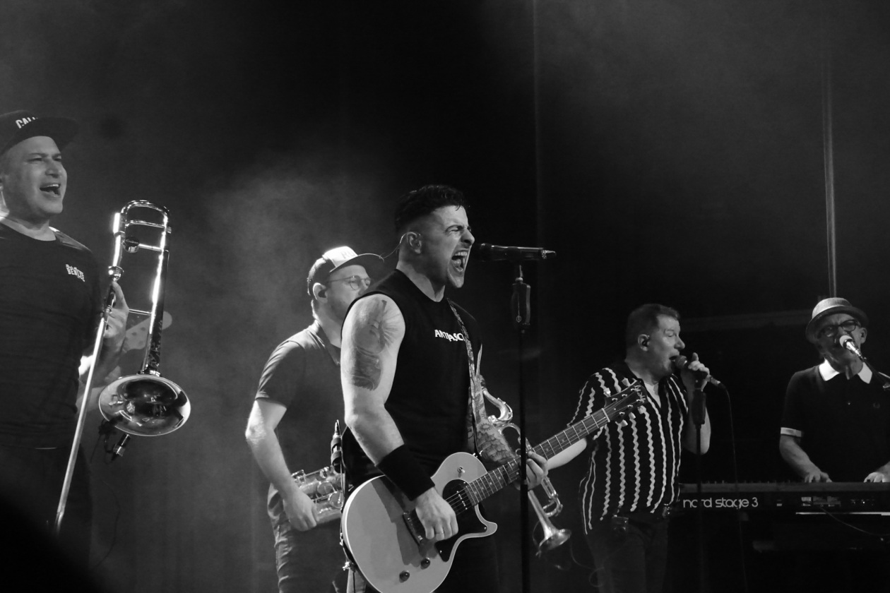 Ausverkauftes Haus und Ska satt: Joe Ibrahim und Band. – The Busters.