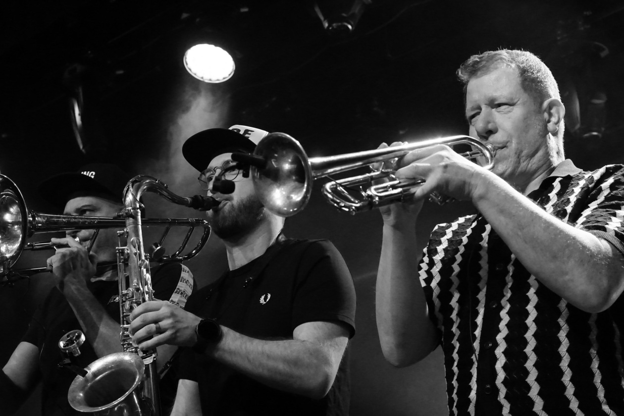 Ausverkauftes Haus und Ska satt: Joe Ibrahim und Band. – The Busters.