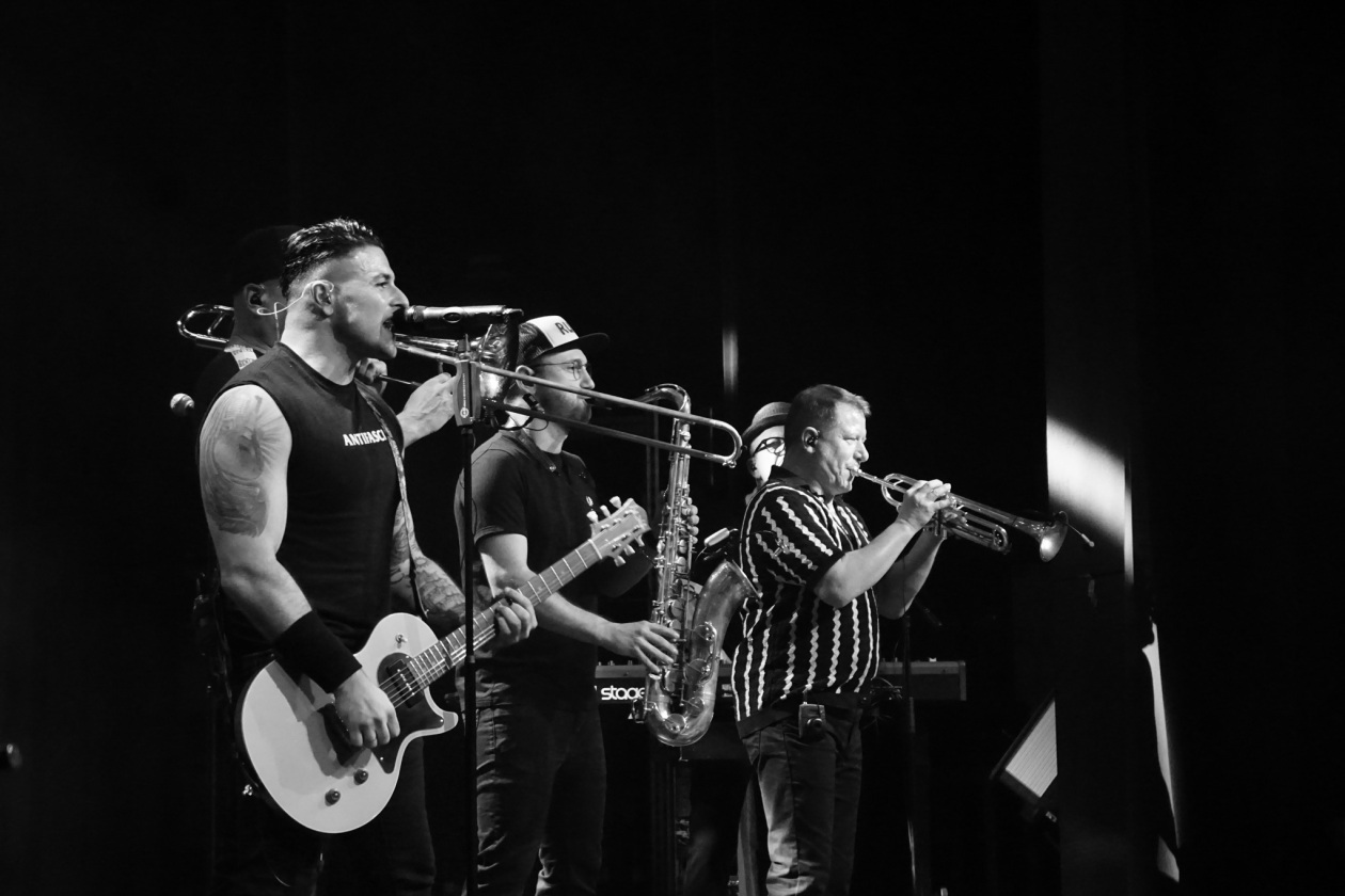 Ausverkauftes Haus und Ska satt: Joe Ibrahim und Band. – The Busters.