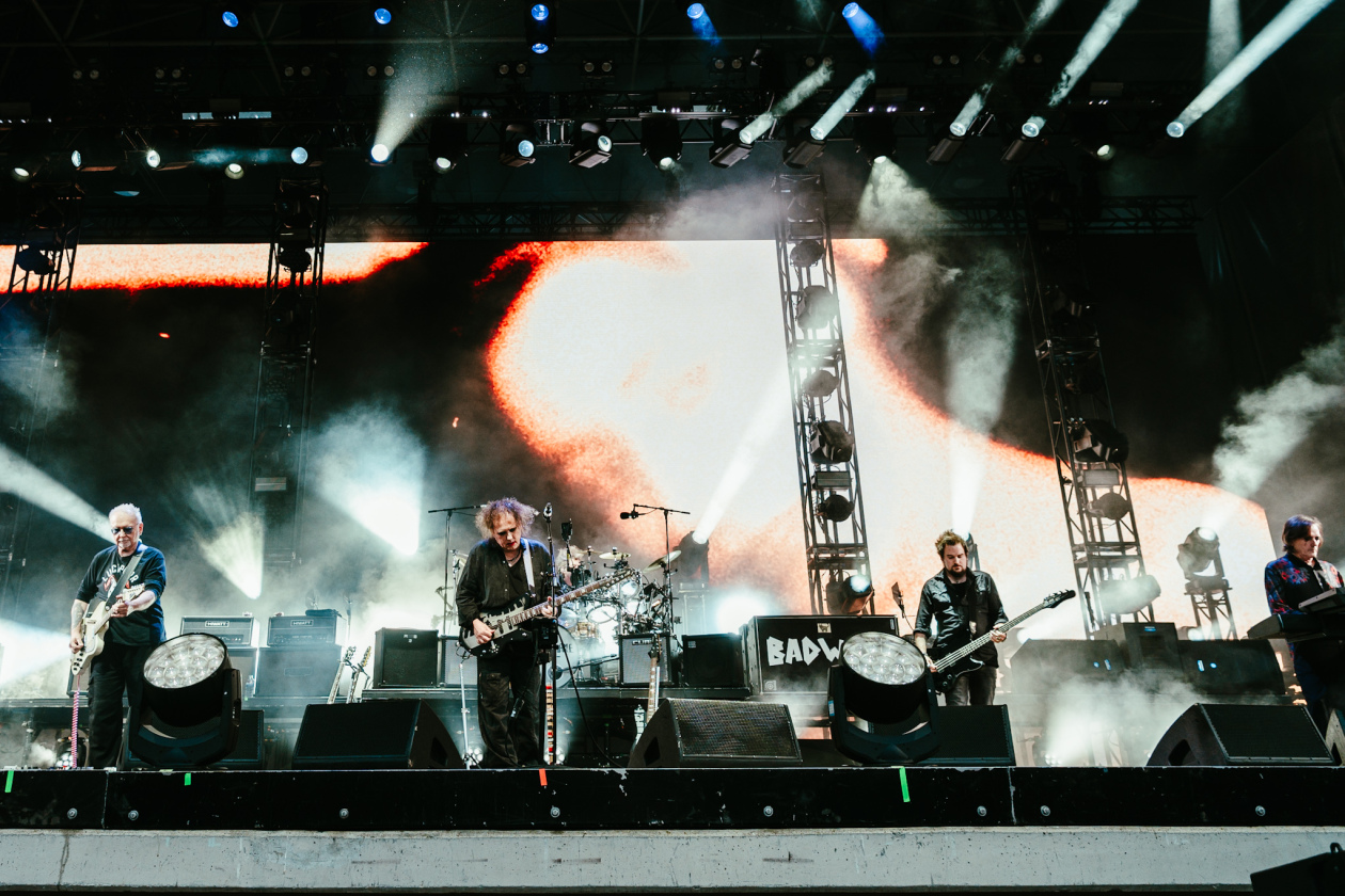 Drei Deutschland-Konzerte in Folge in der Wuhlheide: Robert Smith und Band. – The Cure.
