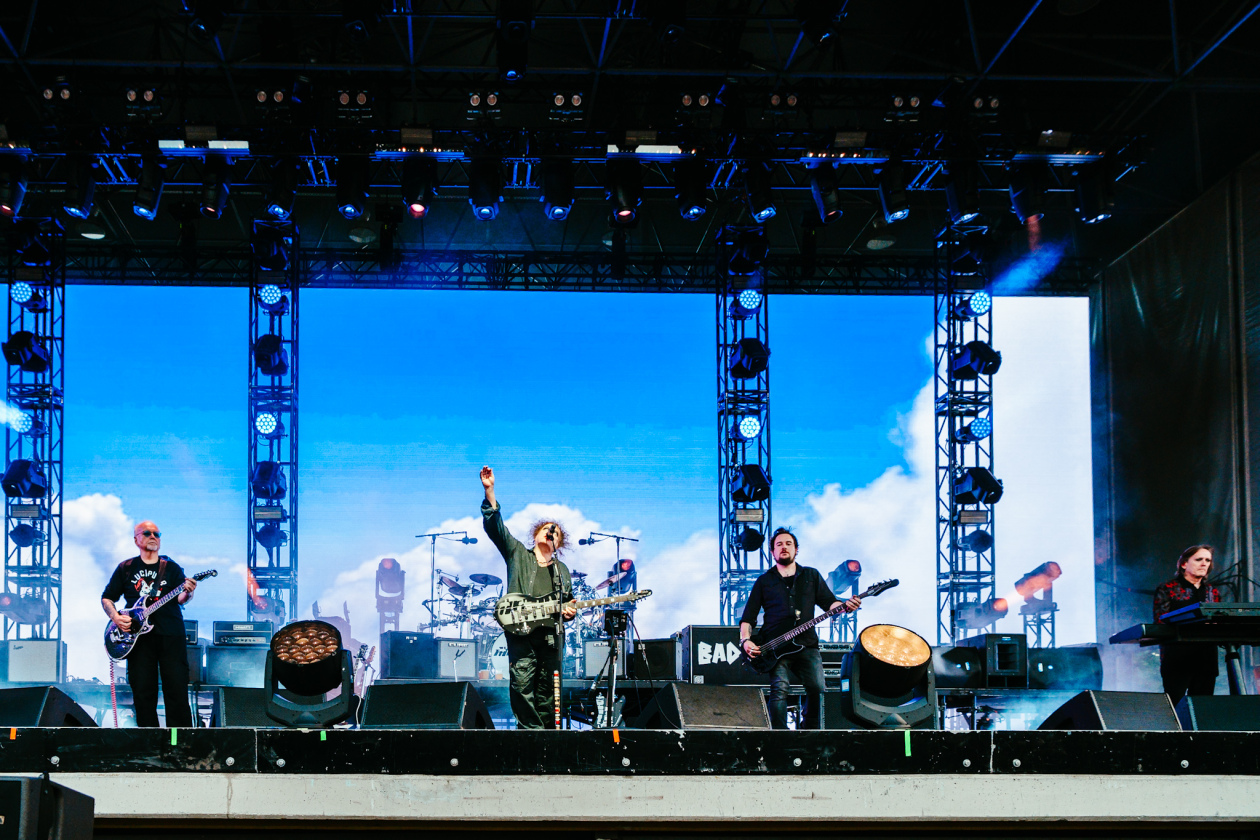 Drei Deutschland-Konzerte in Folge in der Wuhlheide: Robert Smith und Band. – The Cure.