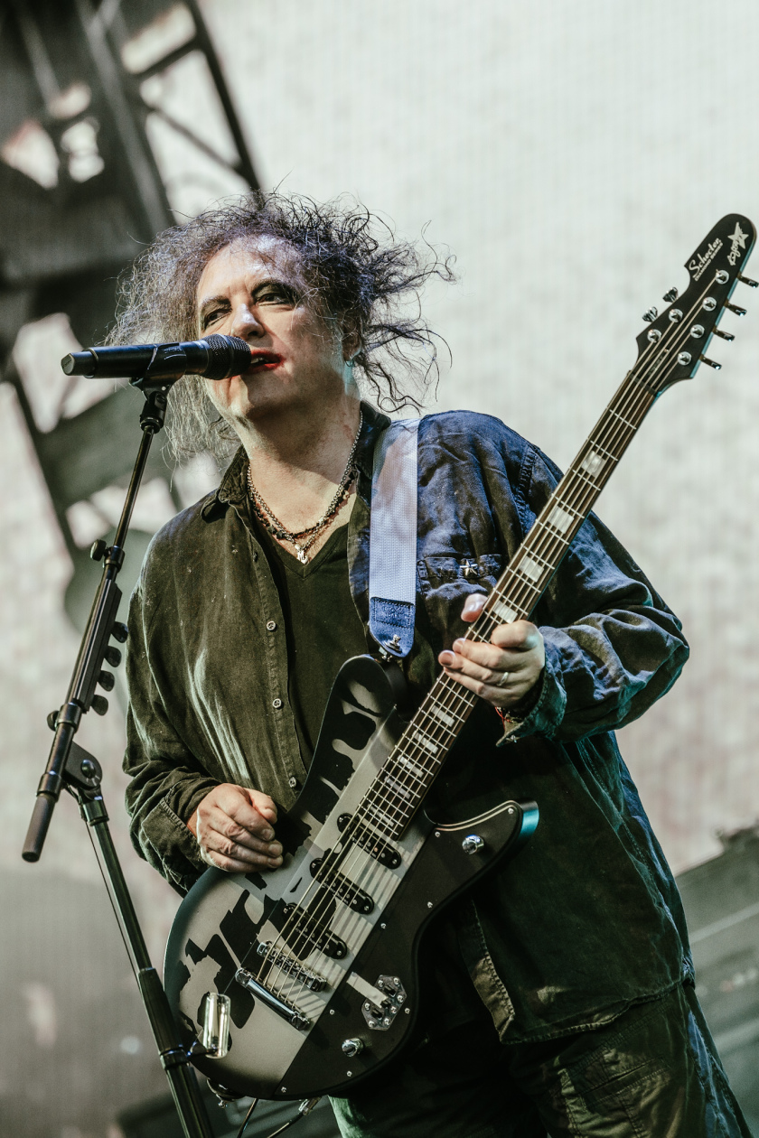 The Cure – Drei Deutschland-Konzerte in Folge in der Wuhlheide: Robert Smith und Band. – Robert Smith.