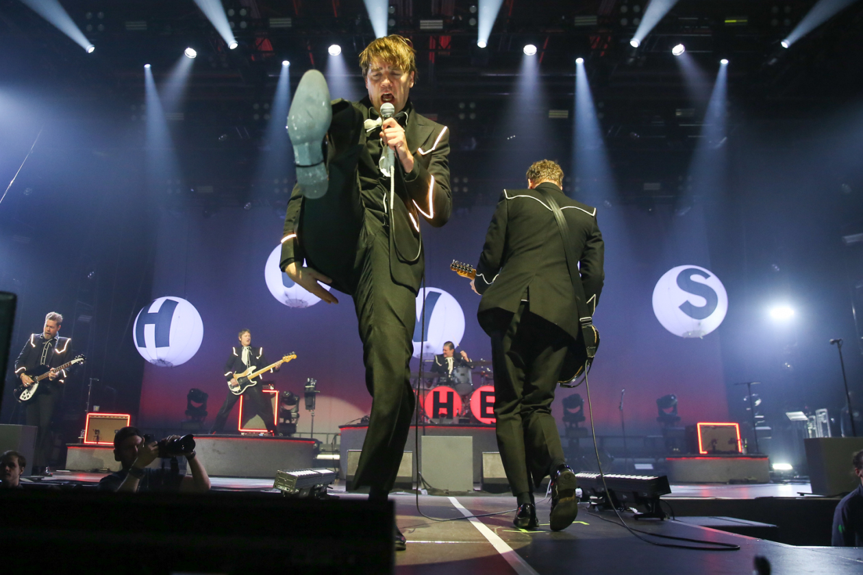 Eine bessere Liveband als die fünf schwedischen Rocker muss man lange suchen! – The Hives.