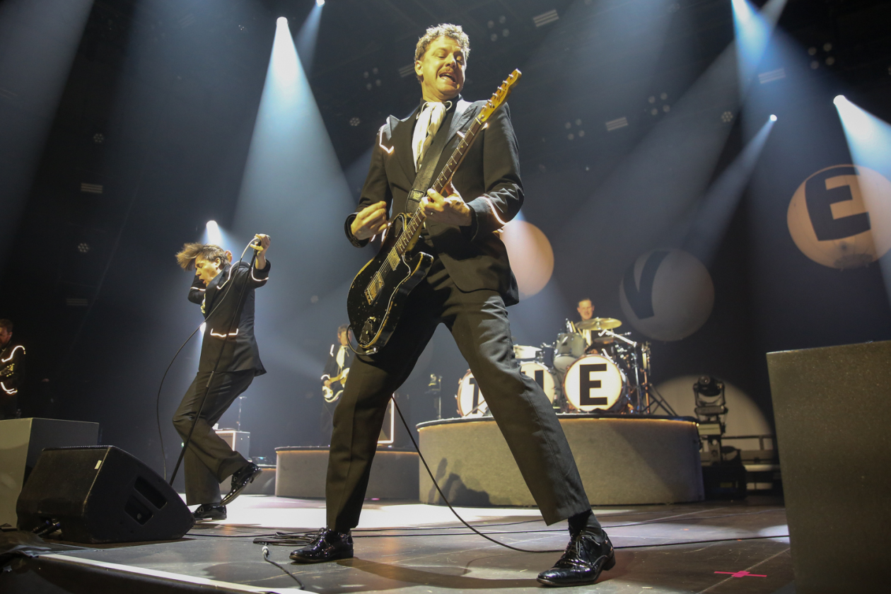 Eine bessere Liveband als die fünf schwedischen Rocker muss man lange suchen! – The Hives.