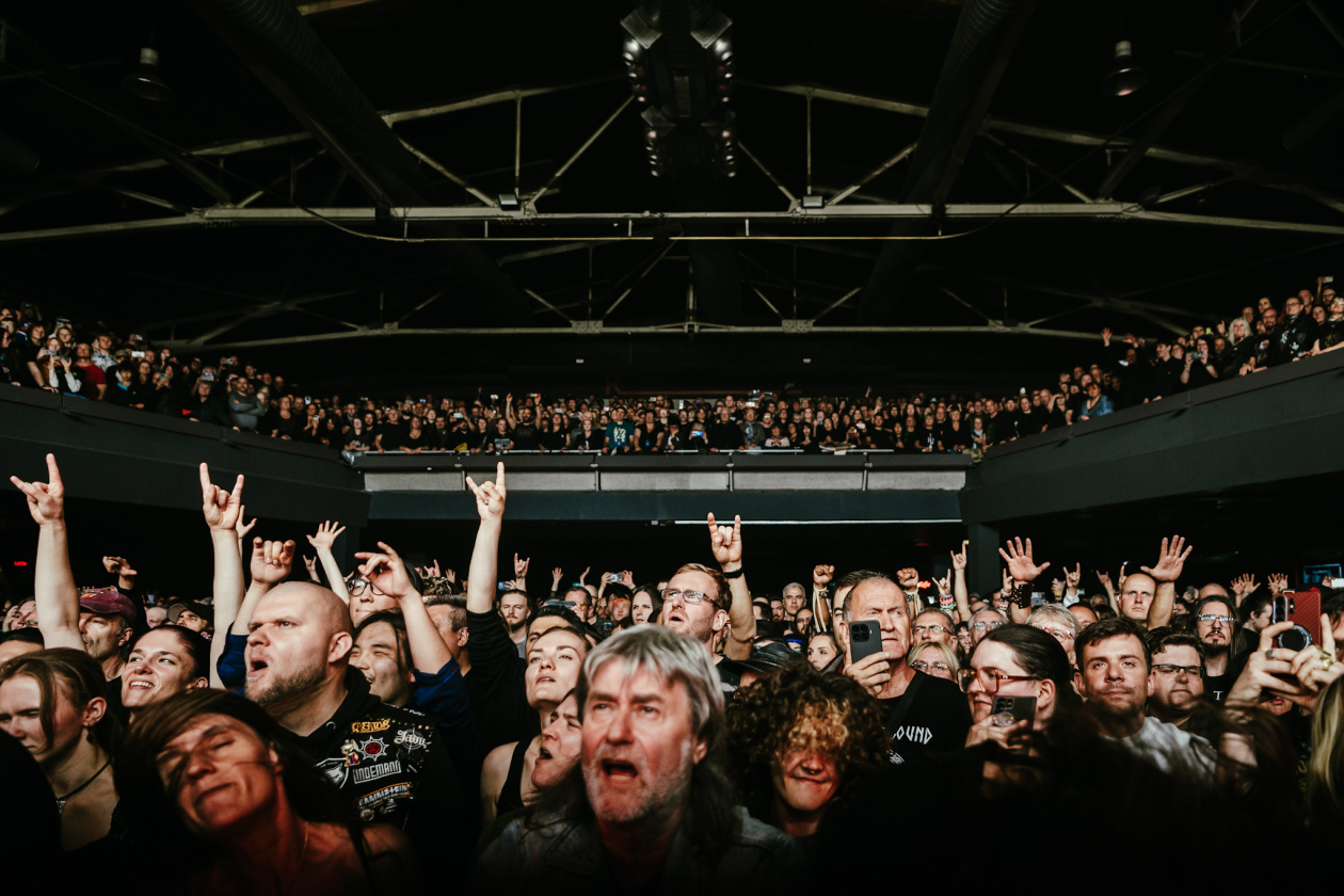 The Hu – Die mongolischen Metaller bretterndurch die ausverkaufte Location. – Fans.