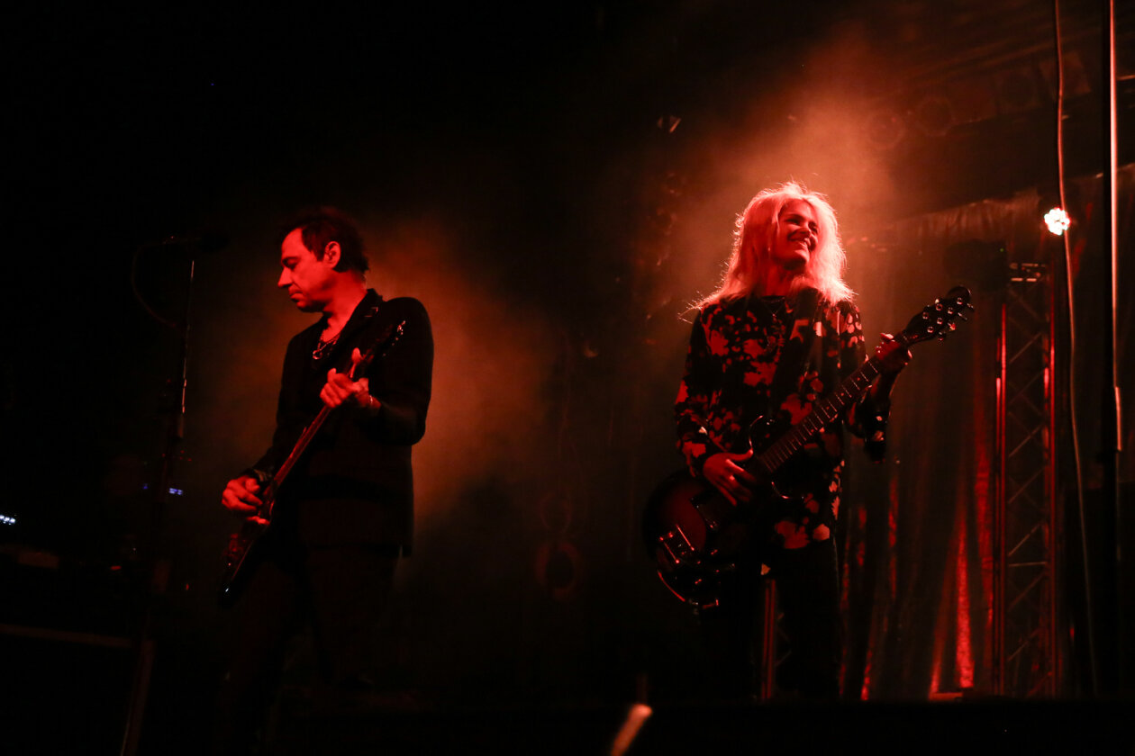 Sechs Jahre nach dem letzten Gig des Duos in der Hansestadt begeistern Alison Mosshart und Jamie Hince die fast ausverkaufte Location. – The Kills.